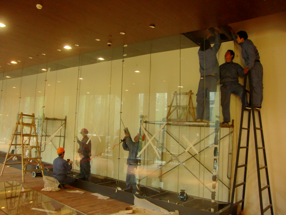 2010上海世博会克里克专业技术工人安装展柜现场 2010上海世博会克里克专业技术工人安装展柜现场