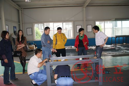 中国国家博物馆展览部主任曹新欣先生和副主任王杰先生参观了克里克展柜生产基地2 中国国家博物馆展览部主任曹新欣先生和副主任王杰先生参观了克里克展柜生产基地2