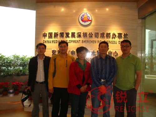 中国国家博物馆展览部主任曹新欣先生和副主任王杰先生参观了克里克展柜生产基地 中国国家博物馆展览部主任曹新欣先生和副主任王杰先生参观了克里克展柜生产基地
