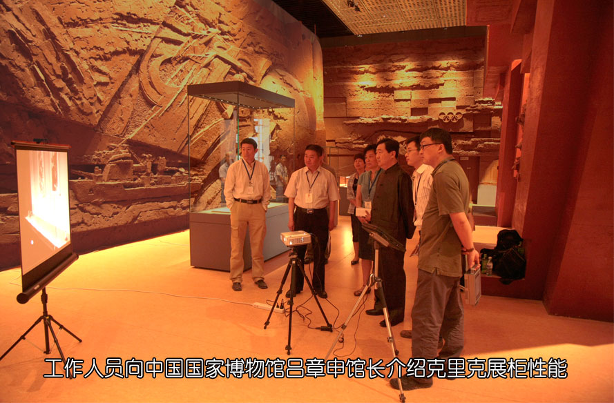 中国国家博物馆馆长吕章申先生在“复兴之路”展览馆参观了展示柜 中国国家博物馆馆长吕章申先生在“复兴之路”展览馆参观了展示柜
