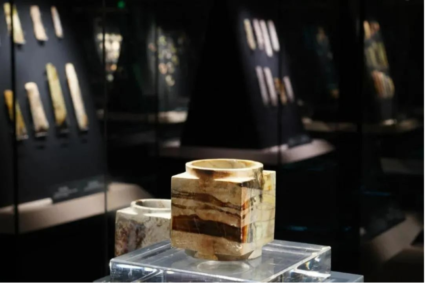 看到这张照片,你是不是以为玉琮在“裸展”?没错,确实像。但它真的没有裸展 看到这张照片,你是不是以为玉琮在“裸展”?没错,确实像。但它真的没有裸展