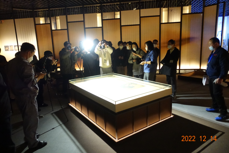 上海博物馆《莲塘乳鸭图》展柜安装现场1 上海博物馆《莲塘乳鸭图》展柜安装现场1